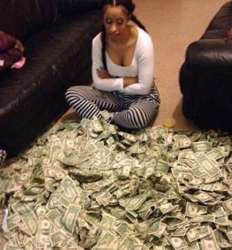 noellewes123's tweet image. me if defending “looking at me” by sabrina carpenter was a job