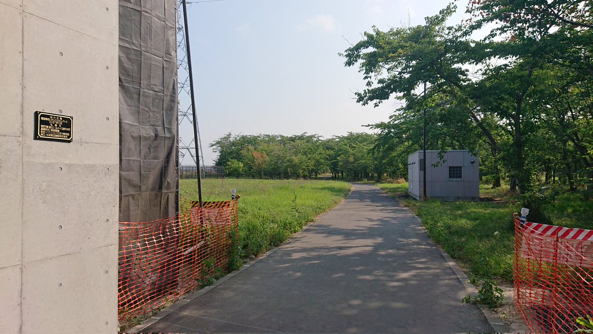 shizu397185's tweet photo. 【橋を架けています】⑤

ボックスカルバートの四季2021

20210505 桜の春
20210725 葉桜の夏
20211107 桜紅葉の秋
20211229 ･････冬

 #北海道 #札幌 #豊平川 #白石区 #橋を架けています #豊平川桜の杜 #ボックスカルバート #桜の杜橋 
 #北24条桜大橋 https://t.co/35WE1sFqD2