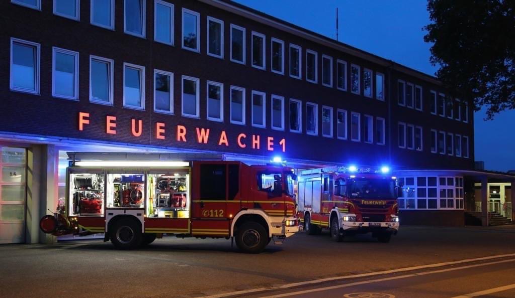 Kellerbrand in Gelsenkirchener Altstadt. Zwei Frauen werden mit der Drehleiter gerettet und müssen mit dem Verdacht auf eine Rauchvergiftung in ein Krankenhaus eingeliefert werden. Das Feuer war schnell gelöscht, die Lüftungsmaßnahmen zogen sich aber hin. #fwge