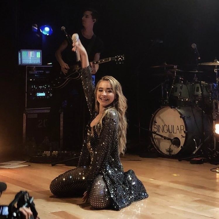 lookinatbrina_'s tweet image. Sabrina on tour &amp;lt;3                                        ~ a thread ~