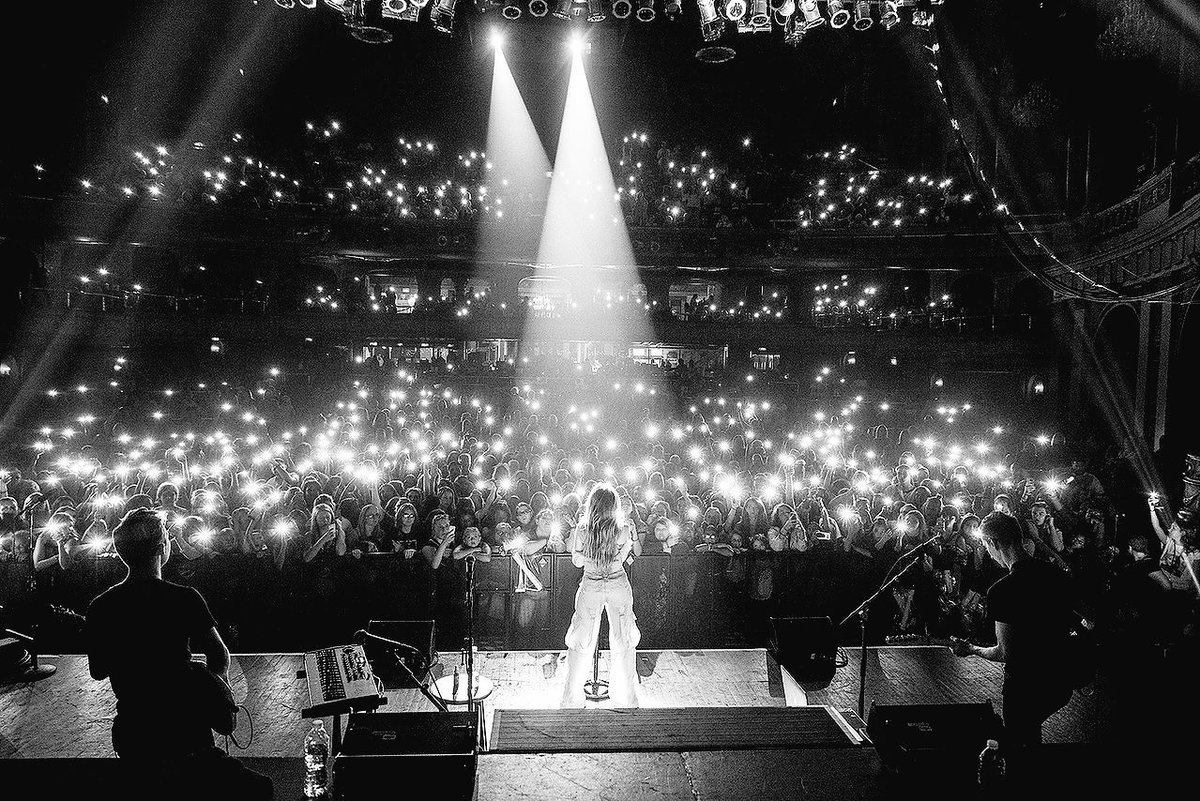 lookinatbrina_'s tweet image. Sabrina on tour &amp;lt;3                                        ~ a thread ~