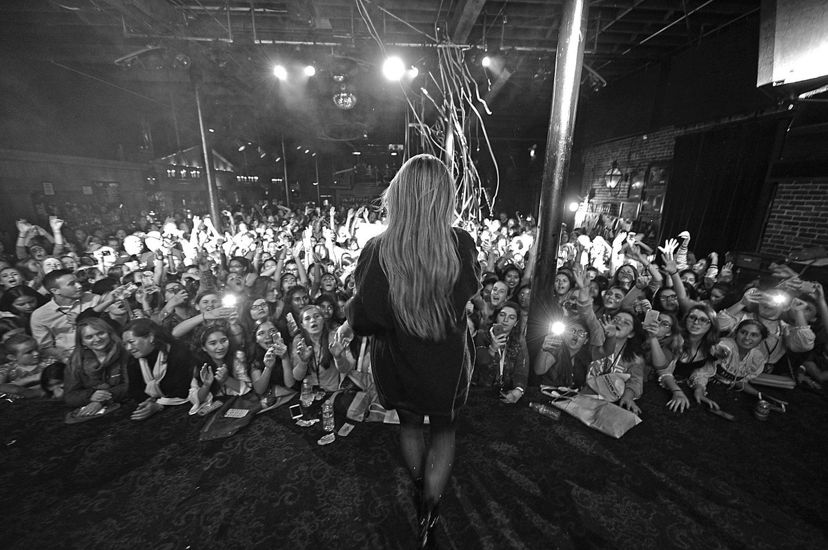 lookinatbrina_'s tweet image. Sabrina on tour &amp;lt;3                                        ~ a thread ~