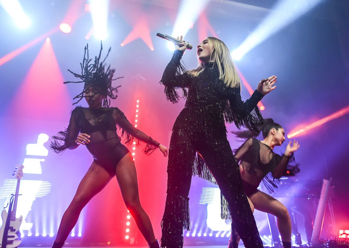 lookinatbrina_'s tweet image. Sabrina on tour &amp;lt;3                                        ~ a thread ~