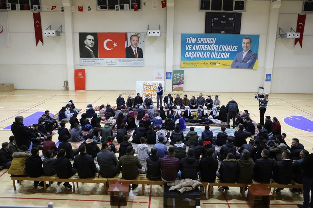 RecepTayyipTs's tweet photo. İl Başkanımız @KSurekli ile birlikte Bergama İlçemizde “Mahalle Bizim Gençlik Bizim” programında genç kardeşlerimiz ile bir araya geldik. 

Mahallerimizde genç kardeşlerimiz ile bir araya gelmeye devam ediyoruz. 

#Hedef2023 https://t.co/LbzrWgaI3u