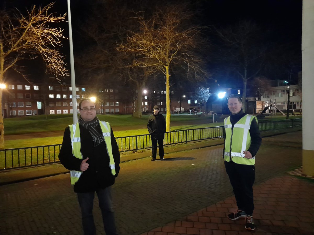 iiitai's tweet photo. Bewoners en maatschappelijke organisaties in de Schilderswijk dragen al wandelend hun steentje er aan bij dat de oudejaarswisseling morgen  veilig verloopt.Vandaag ondermeer Bewoners collectief #Schilderswijk en  @JeugdcentrumSam https://t.co/Vjknd3CWun