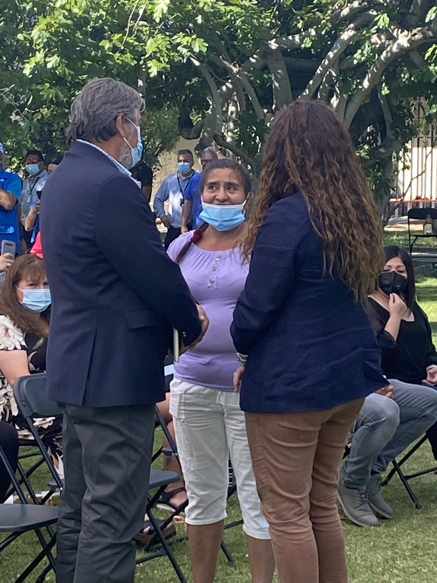 iniachile's tweet photo. Junto al Director Nacional @BustosValdivia en la entrega simbólica de subsidios habitacionales @ServiuRM en La Pintana para 1.200 familias 🏠🏠#LaPlatina https://t.co/k0QE9URt6X