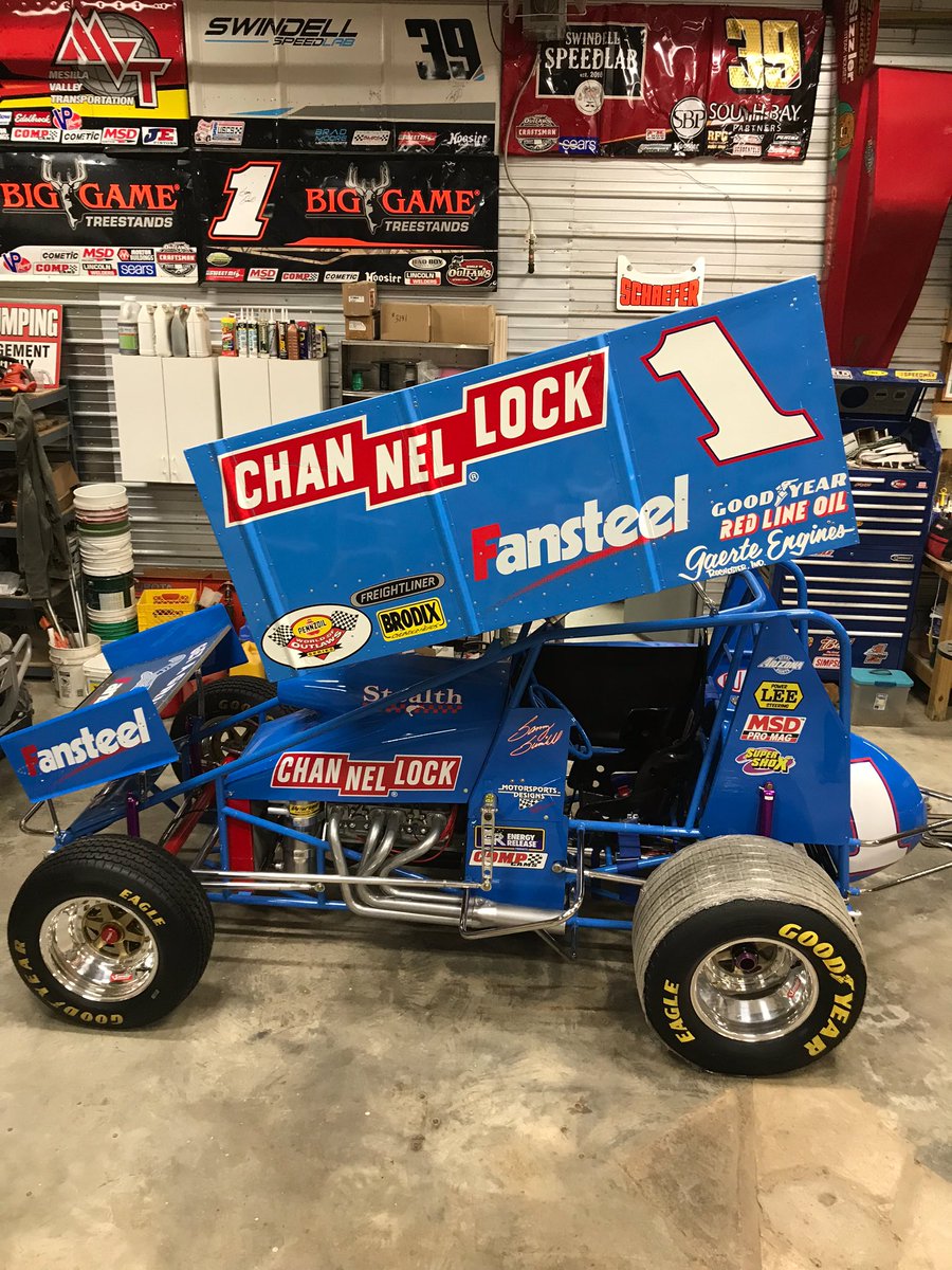 littleDebbie_2's tweet photo. @SprintCarNews @1sam91 @KinserRacing @KnoxvilleMoths @knoxvilleraces @SwindellSpdLab That car, suit, & helmet looks familiar? ๐ค #sammyproject #stillwinning https://t.co/d68fs7PoNq
