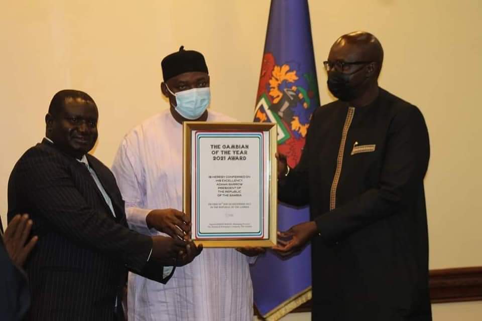 Lamin__Njie's tweet photo. ON TODAY | The Standard names President Adama Barrow its 2021 Gambian of the Year; the leading daily's editor-in-chief led officials to State House to present the award https://t.co/VPNqnee7gM
