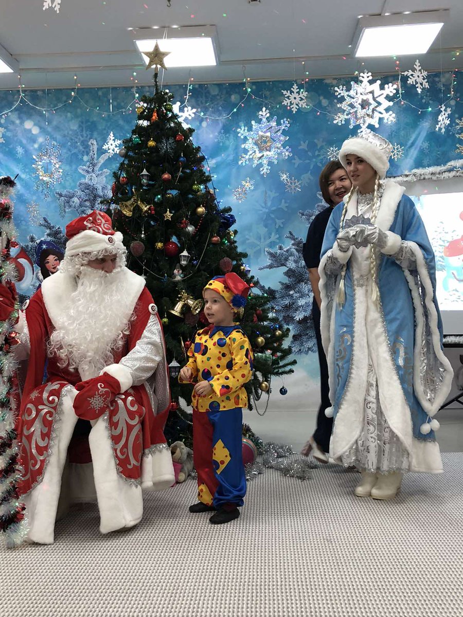 Набравшись опыта в Усюге, примерил роль Деда Мороза. Миша вроде не признал))