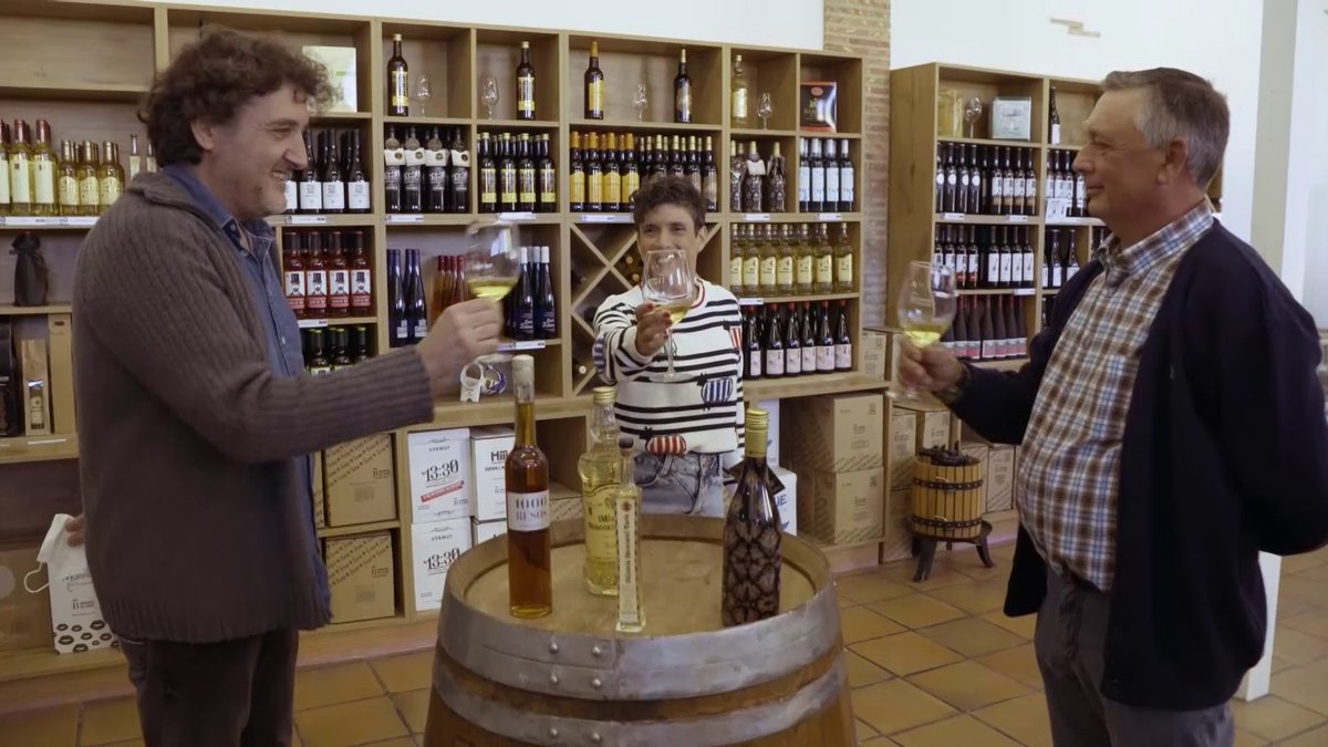 Com va gaudir <a href="/LaPepaCases/">Pepa Cases</a> visitant les bodegues de <a href="/baroniadeturis/">Baronía de Turís</a>!🍷🥂 Quanta història des que va començar allà pel 1920… el mateix any que va començar  <a href="/AlqueriaBl/">L'Alqueria Blanca</a>, més o menys, o no? 😂😂 #TrauLaLlenguaAlqueria