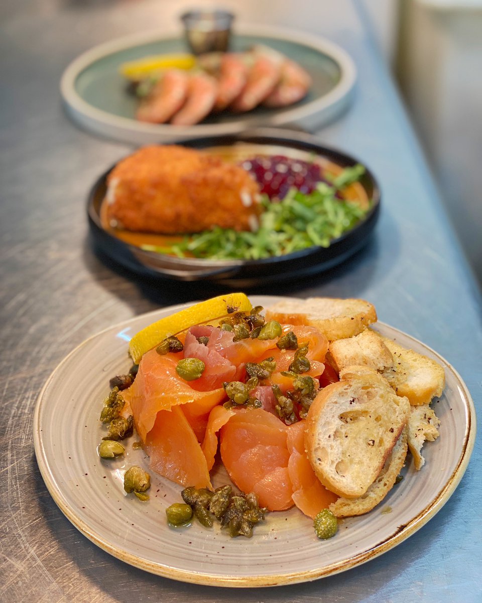 ObloBar's tweet photo. We love helping out in the kitchen where we can watch all the amazing food our team produces flying off the pass…#itswhatwedo #dinnerisserved #serviceplease #smallplates #starters #cicchetti #seafood #bistrofood #freshfood #thursdaynight #newyearseveeve #oblobareyemouth https://t.co/f9iEUJWDCr
