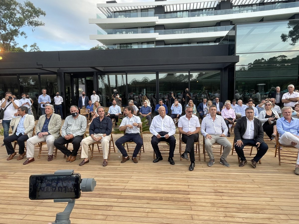 AHORA Se inaugura la torre Crystal View en Solanas con la presencia del  Subsecretario @MonzeglioRemo el Director Nacional @roquebaudean; el acto es  encabezado por el Presidente @LuisLacallePou @aledelia2011 #Solanas