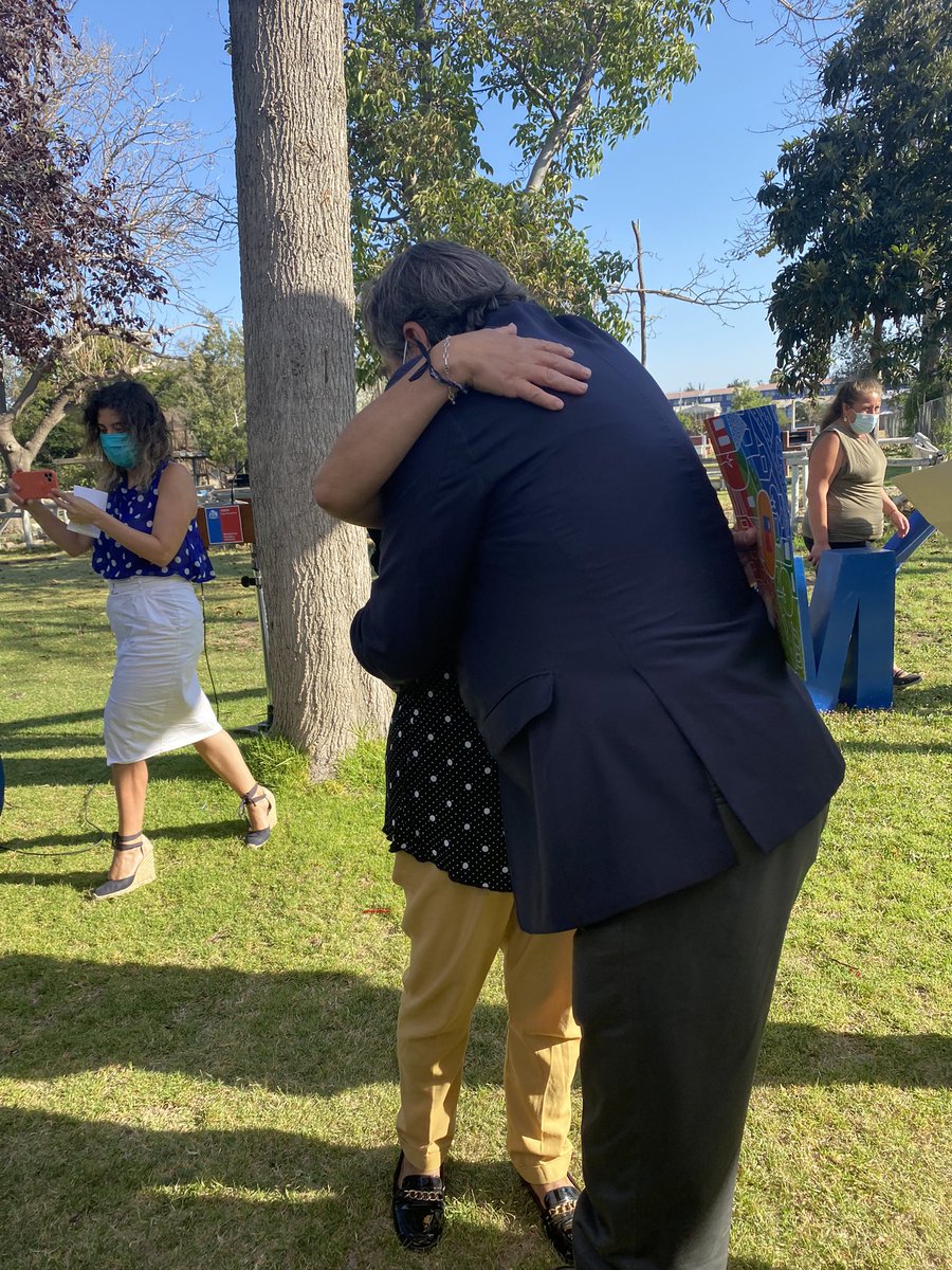 iniachile's tweet photo. ¡Muchas felicidades por este gran paso hacia la casa propia! 

Participando de este gran momento junto a la alcaldesa @ClaudiaPizarro @MuniLaPintana @ServiuRM y Sub. @GuilleRolandoV https://t.co/zH2WFuSHeT