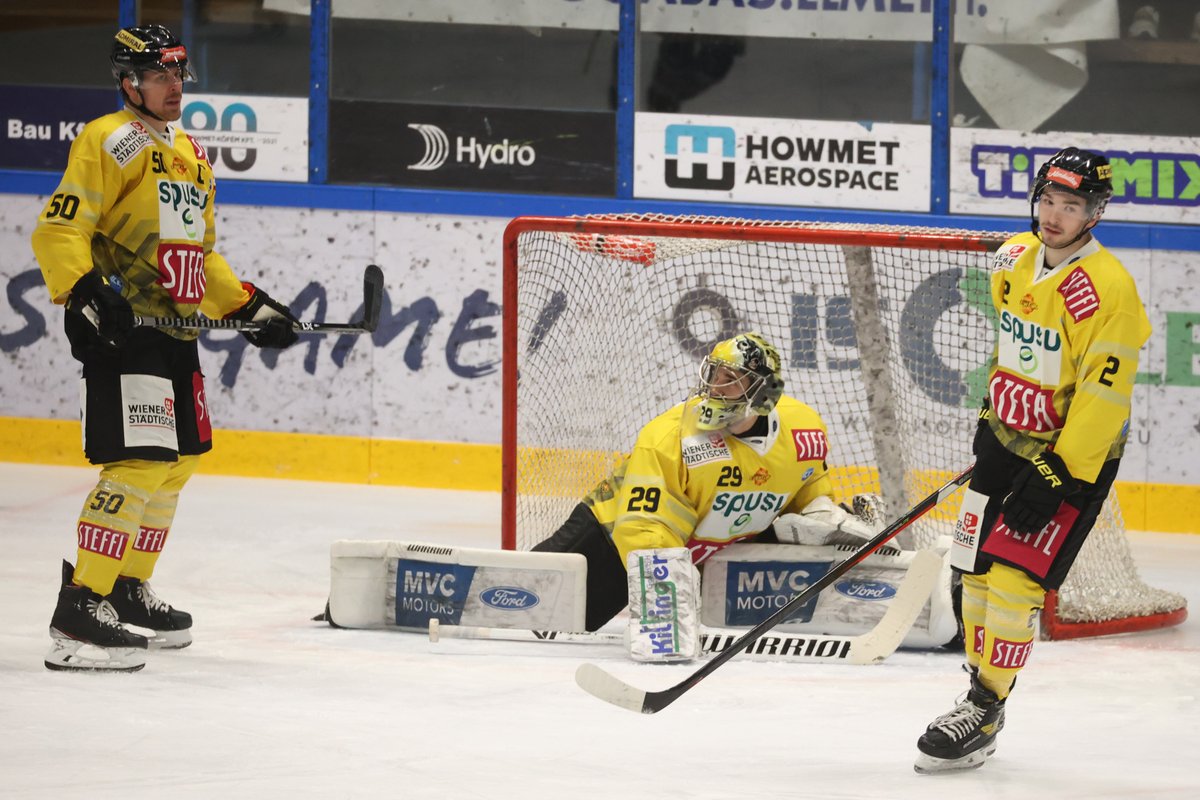 viennacapitals's tweet photo. Wie schon vor neun Tagen gab es für unsere @spusu_at Vienna Capitals auswärts bei @FehervarAV19 nichts zu holen.
Die #Caps rutschen damit, punktegleich mit den zweitplatzierten Ungarn, auf Rang 3️⃣ ins neue Jahr. 🚀💥
🗞 | https://t.co/Ia55zY5WGW
#AVSVIC https://t.co/hcwZmB1J1Q