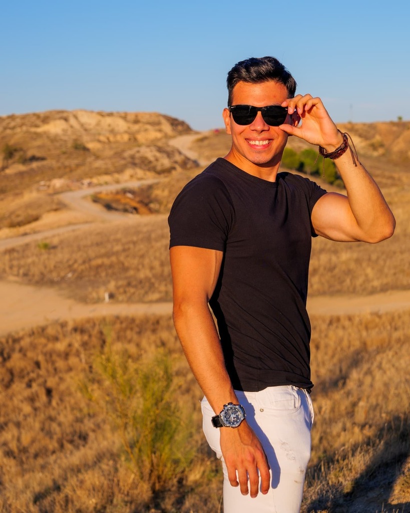 PauulVM's tweet photo. La última ~ Feliz 2022 ✌🏽😎

.

.

. 
#hawkerscrew #hawkers #ad #hawkersco #sunglases https://t.co/kb4AvPMMcN https://t.co/A7tdrNBqJS