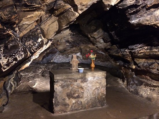 St Fillan's Cave,Pittenweem🏴󠁧󠁢󠁳󠁣󠁴󠁿Naturalna jaskinia w piaskowcu z VII wieku.Mniej więcej ok 640 roku mieszkał tu przez kilka lat i odprawiał msze dla Chrześcijan Św Fillan. Na kamiennym ołtarzu z tamtego czasu po dziś dzień odbywają się okazjonalne nabożeństwa. #discoverscotland