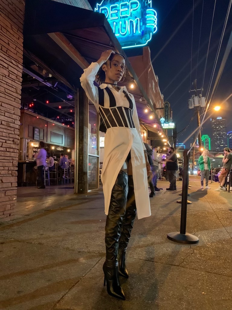 damoyee's tweet image. Peep #DAMOYEE's powerful pose in her bodysuit and boots outside of her @TheFreeMan2  gig this week. 🤩 See her and the band perform tomorrow for #NYE at the Omni Las Colinas Hotel!
