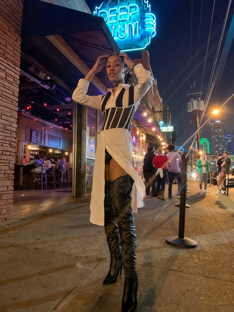 damoyee's tweet image. Peep #DAMOYEE's powerful pose in her bodysuit and boots outside of her @TheFreeMan2  gig this week. 🤩 See her and the band perform tomorrow for #NYE at the Omni Las Colinas Hotel!