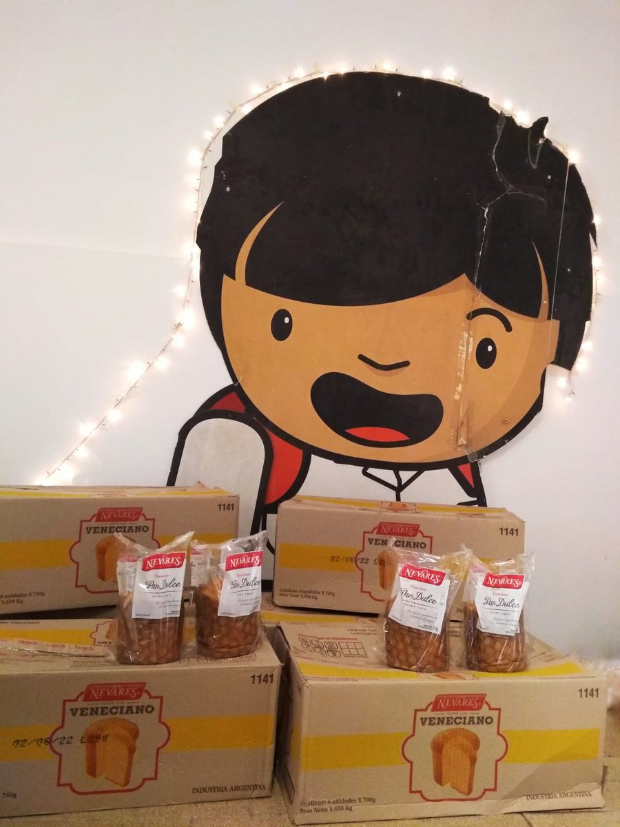 Estos últimos dos miércoles entregamos canastas navideñas y juguetes gracias a la colaboración de amigues, compañeres y vecines, para que las personas que se acercan a la olla puedan festejar estas fiestas.
Gracias también al <a href="/NEParticipacion/">Nuevo Espacio de Participación</a>  por aportar al armado de estas cajas