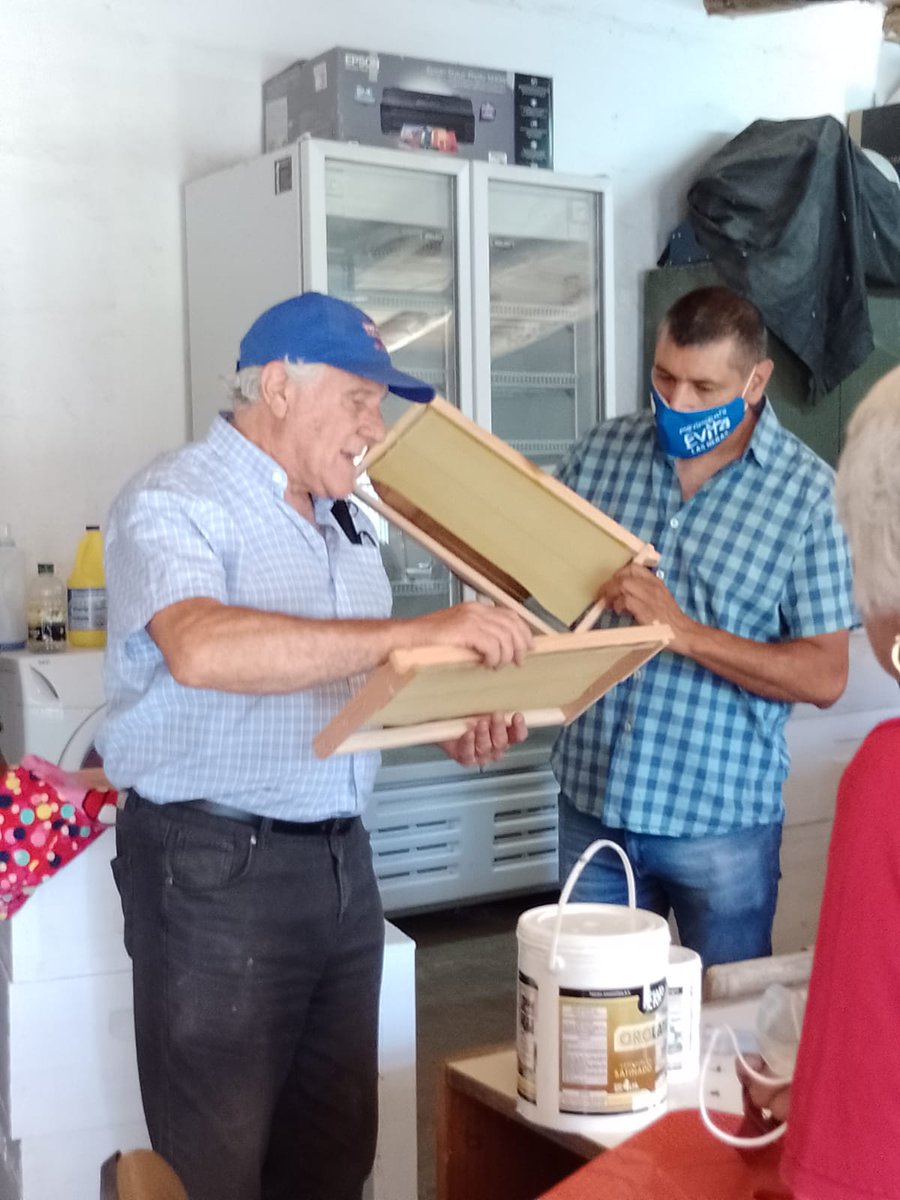 urquizadaniel's tweet photo. ¡Fin de año con buenas noticias!

Felicitamos a #GestiónNativa por el equipamiento que se destina a la "Sala Comunitaria de Extracción de Miel". 

Gran trabajo de @agusbohm y todo el equipo de #EcologismoPopular del @movevitamendoza

Hay sueños, hay futuro.
#Capdevilla
#LasHeras https://t.co/DnSalxL29c