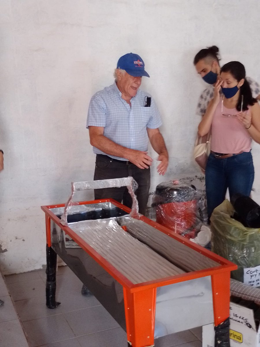 urquizadaniel's tweet photo. ¡Fin de año con buenas noticias!

Felicitamos a #GestiónNativa por el equipamiento que se destina a la "Sala Comunitaria de Extracción de Miel". 

Gran trabajo de @agusbohm y todo el equipo de #EcologismoPopular del @movevitamendoza

Hay sueños, hay futuro.
#Capdevilla
#LasHeras https://t.co/DnSalxL29c
