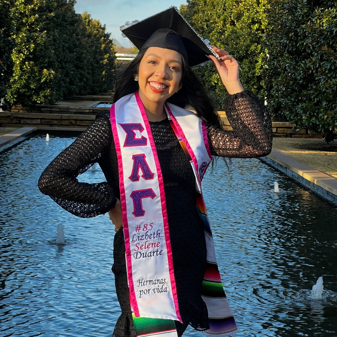 UTDGammas's tweet image. 🎓 𝗚𝗿𝗮𝗱 𝗦𝗽𝗼𝘁𝗹𝗶𝗴𝗵𝘁 🎓⁠
⁠
#𝟴𝟱 𝗟𝗶𝘇𝗯𝗲𝘁𝗵 "𝗦𝗲𝗹𝗲𝗻𝗲" 𝗗𝘂𝗮𝗿𝘁𝗲⁠
⁠
💖 𝗧𝗿𝗲 𝗼𝗳 𝗦𝗵𝗶𝗽 𝗠.𝗜.𝗟.𝗔.𝗚.𝗥.𝗢., 𝗢𝗺𝗶𝗰𝗿𝗼𝗻 𝗟𝗶𝗻𝗲, 𝗙𝗮𝗹𝗹 '𝟭𝟵 💖⁠
⁠
✨ 𝗠𝗮𝗷𝗼𝗿: B.S. in Marketing⁠⁠
⁠⠀⁠
#GammasGraduate