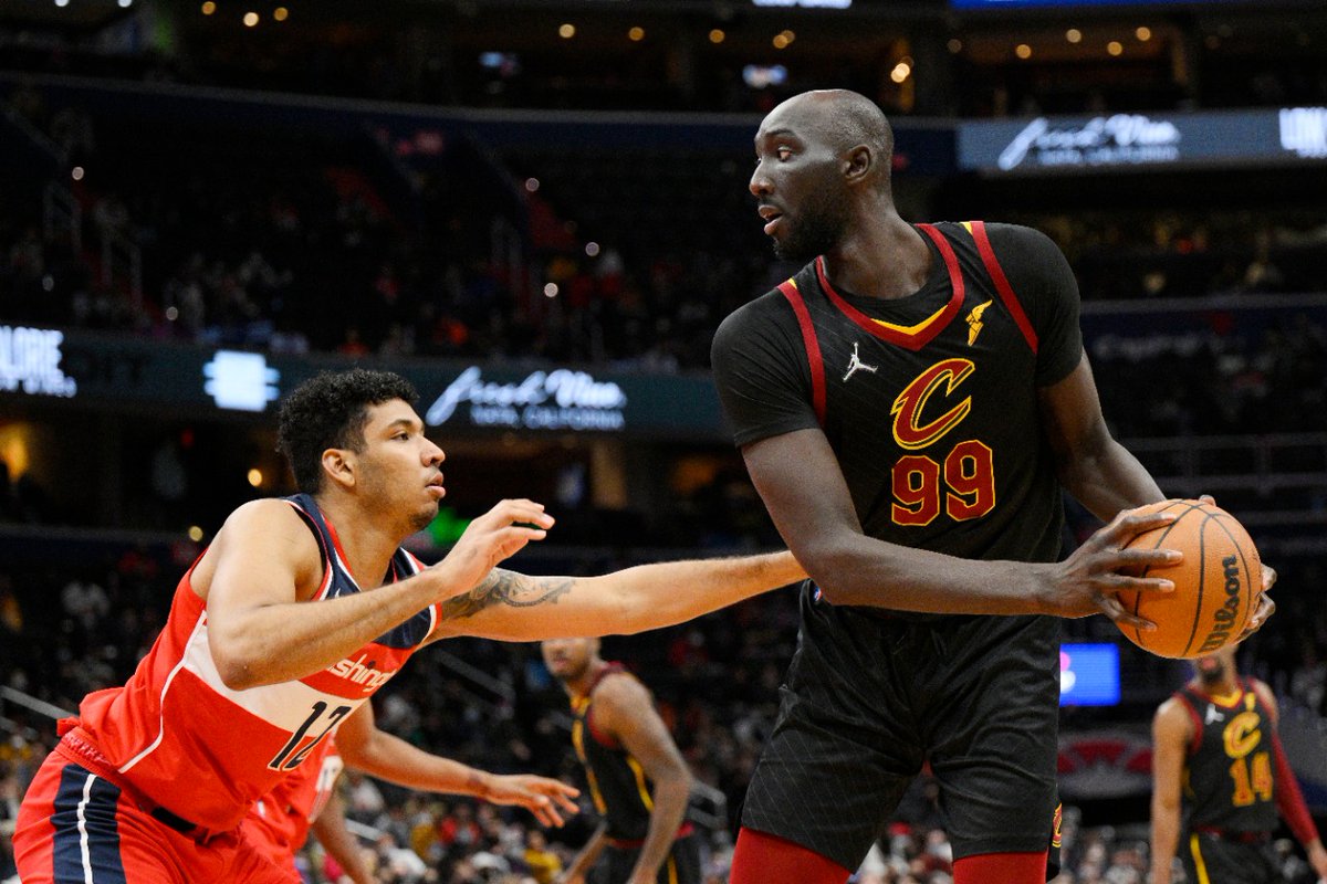 SC_ESPN's tweet photo. 30 de diciembre del 2021: el día histórico. La #NBAxESPN vio en cancha al primer colombiano de su leyenda. ¡Jaime Echenique tuvo que marcar a Tacko Fall! https://t.co/zEXDVW8MZJ