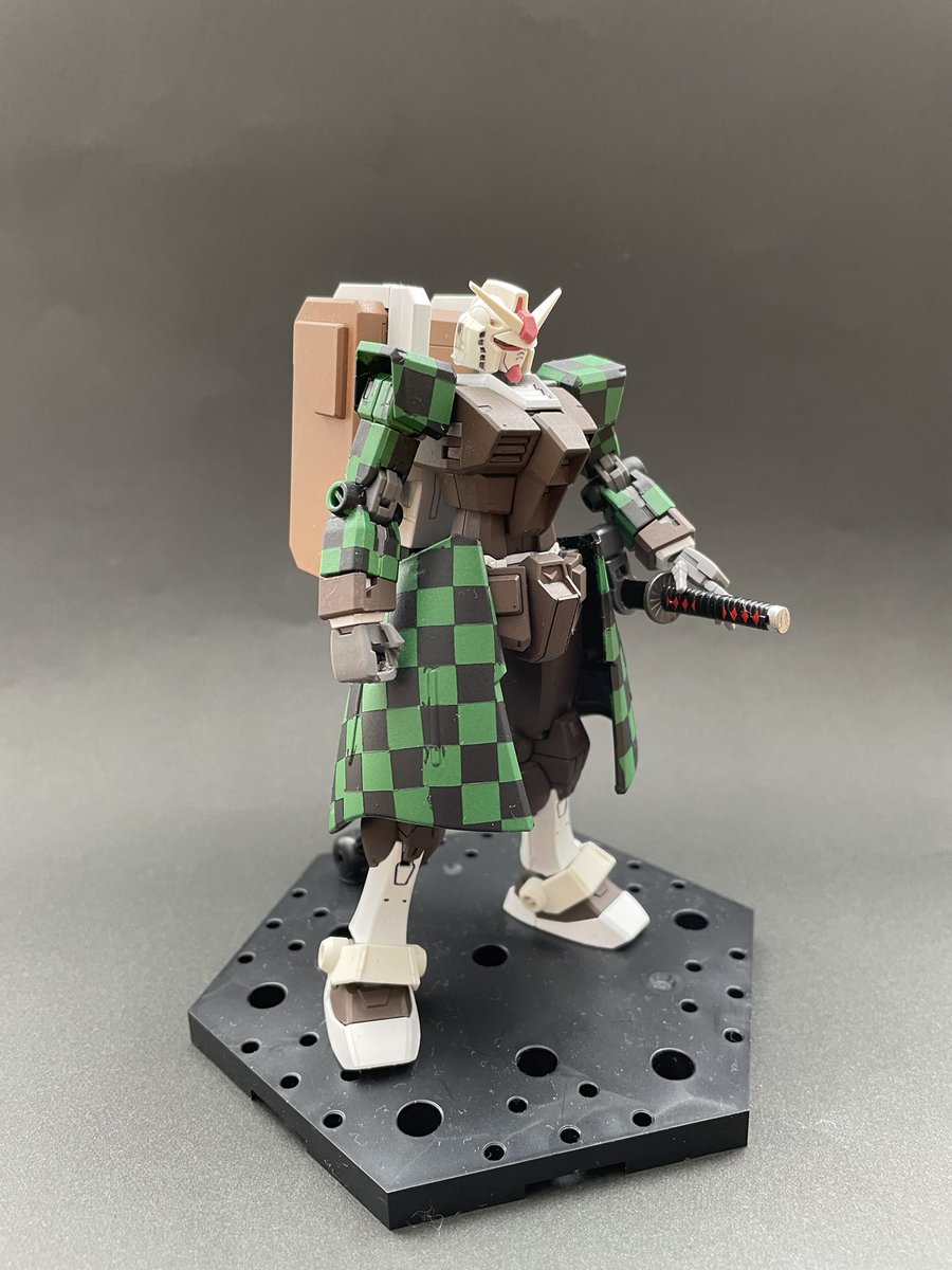 sword_r's tweet photo. 炭治郎ガンダム、なんとか年内に本体だけは完成させることが出来ました！
ビヨガンはバックパックの接続穴が普通と違うので加工に苦労しました。
#ガンプラ #ガンプラ好きと繋がりたい #ガンプラ好きな人と繋がりたい #ガンプラ初心者 
#ガンプラは自由だ https://t.co/mwdPqzxO8k
