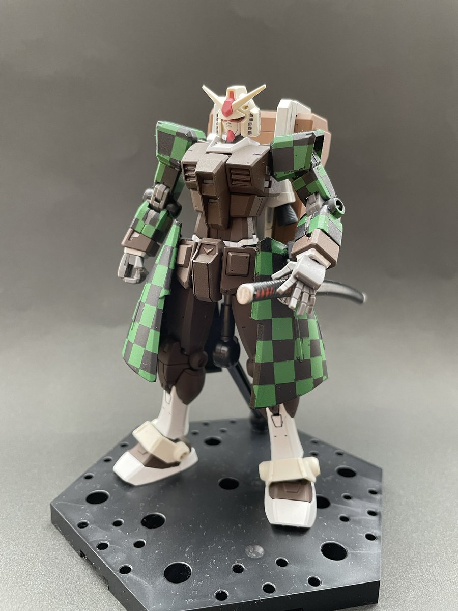 sword_r's tweet photo. 炭治郎ガンダム、なんとか年内に本体だけは完成させることが出来ました！
ビヨガンはバックパックの接続穴が普通と違うので加工に苦労しました。
#ガンプラ #ガンプラ好きと繋がりたい #ガンプラ好きな人と繋がりたい #ガンプラ初心者 
#ガンプラは自由だ https://t.co/mwdPqzxO8k