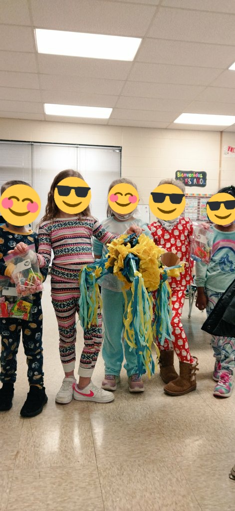 CastiStephani's tweet photo. Piñata time !!!! Christmas party 🎄⛄🎄🎄⛄ 🎄 https://t.co/JjkPnM1oec