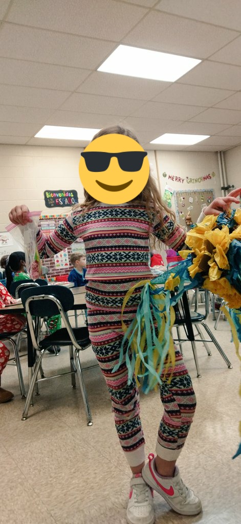 CastiStephani's tweet photo. Piñata time !!!! Christmas party 🎄⛄🎄🎄⛄ 🎄 https://t.co/JjkPnM1oec