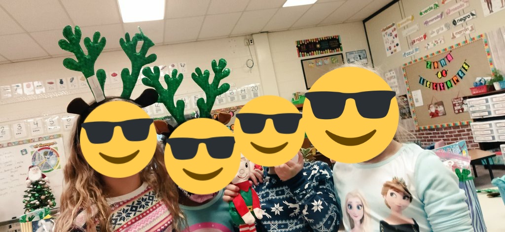 CastiStephani's tweet photo. Piñata time !!!! Christmas party 🎄⛄🎄🎄⛄ 🎄 https://t.co/JjkPnM1oec