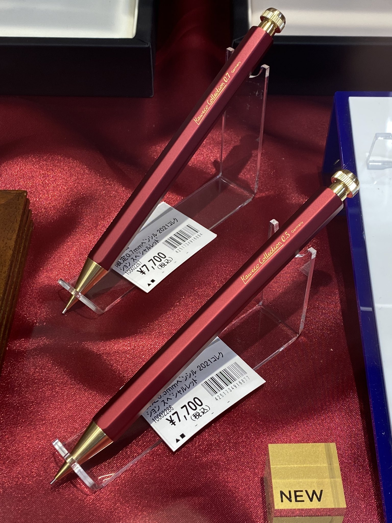 うさぎや福山南店 祝4歳 元気に成長中 カヴェコ コレクション スペシャルレッドのペンシルが入荷しておりますよ ずっしりと重厚感があってとってもかっこいい真紅の色合い とってもおしゃれな シャープペンシル いかがですか カヴェコ 高級