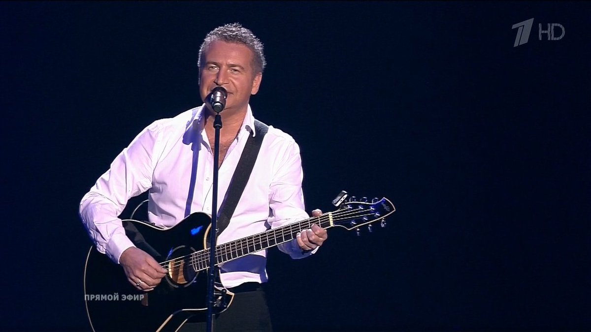 FedorMk's tweet photo. А Леонид знает, какую гитару брать на финал! 😉 https://t.co/VmBLv7zOzs