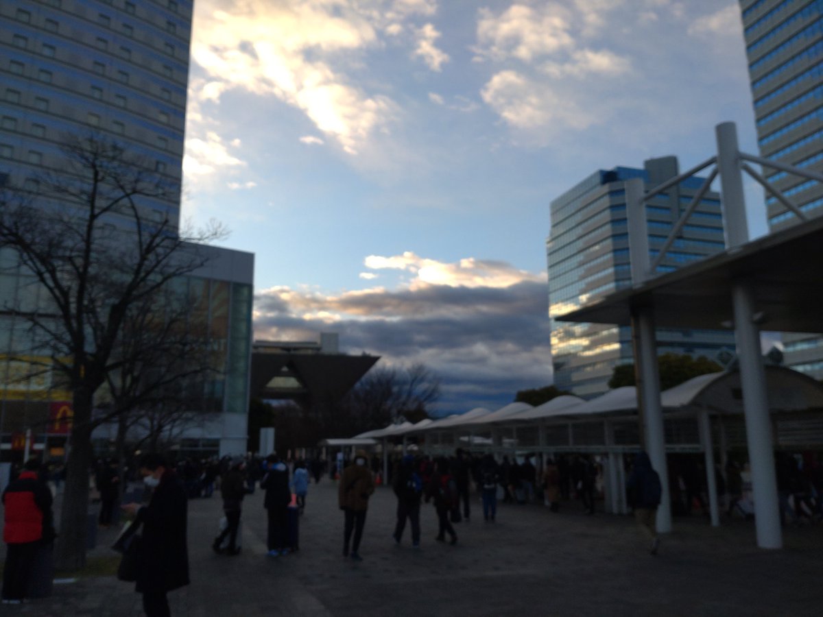 yamagen3014's tweet image. 朝五時半起きで、目指すはは東京ビッグサイト。高齢キモ半端ヲタが、代理とはいえ初サークル出店で今日ここに来て、感無量である。ワンオペは緊張するぜ.
 #99a