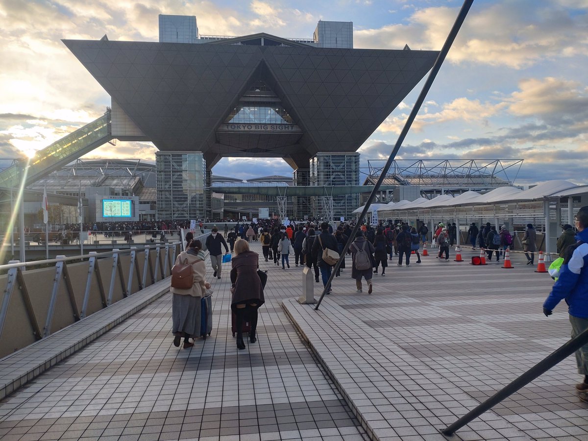 yamagen3014's tweet image. 朝五時半起きで、目指すはは東京ビッグサイト。高齢キモ半端ヲタが、代理とはいえ初サークル出店で今日ここに来て、感無量である。ワンオペは緊張するぜ.
 #99a