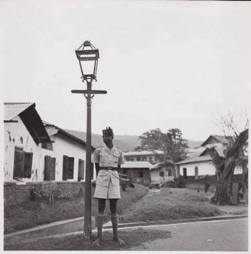 A Policeman standing beside a kerosene(paraffin) street lamp in Odumase-Krobo,Ghana.1945

#GaDangme #Krobo #Dangme #Ghana #GhanaHistory