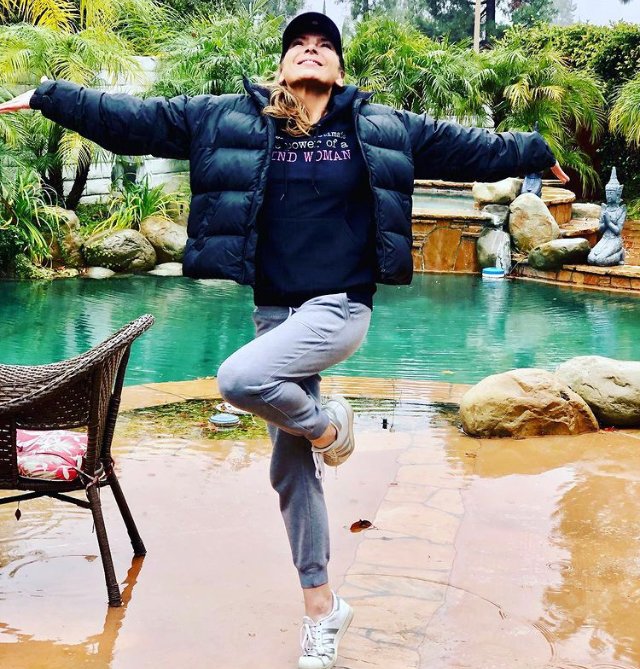 BeKindandCo's tweet photo. Never underestimate the power of a kind woman– especially when they shine this bright on a rainy day ☀️

Anna is wearing our power hoodie and is setting her intentions for 2022! What are your goals for the new year? ✨

#Hello2022 #NYE2022 #BeKind #BeKindAndCo #PowerfulWomen https://t.co/Ud9cZjKsOm