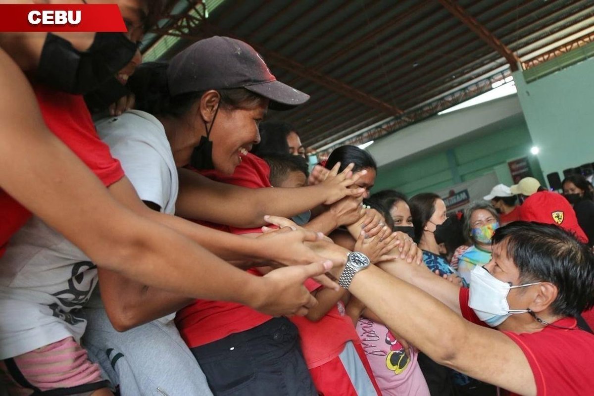 bongbongmarcos's tweet photo. Sa pagtatapos nitong taon, tumulak ang Uniteam sa Palawan, Cebu at Dinagat upang makapag-handog ng karagdagang tulong sa’ting mga kababayan. https://t.co/XW50xklN0R