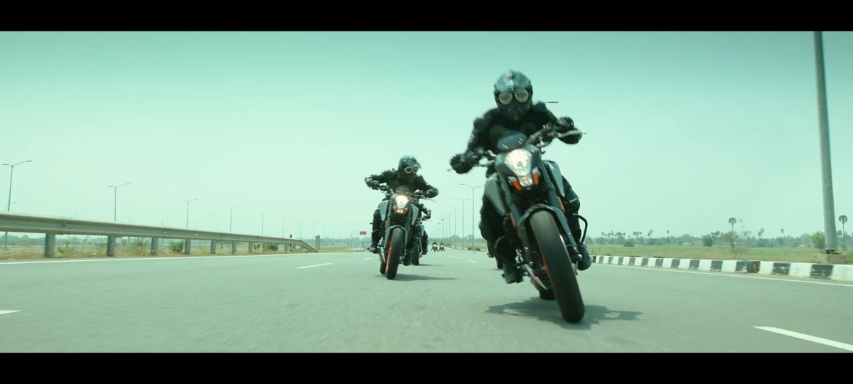 Parivallal_'s tweet photo. Real Stunts in #ValimaiTrailer is🔥
Even Hollywood movies use VFX for risky Stunts with Bikes
Idhuve Fast & Furious like movies la ipdi katirundha fire viduvanga
Tamil Cinema la limited sources & budget vachu ivlo real la Bike Stunts😎
#ValimaiTeam 🙏🏻
https://t.co/RjPEB0g029 https://t.co/3dOdjRiP08
