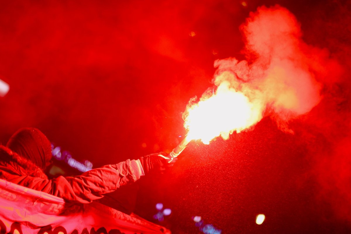 Unter der Parole "Freiheit für alle Antifas!" demonstrierten am heutigen Abend zum Ende des Repressionsjahrs 2021 40 #Antifa|schist*innen in #Kiel-#Gaarden unangemeldet, lautstark &amp; feurig ihre Solidarität mit Lina, Jo, Dy, Findus &amp; allen Gefangenen aus der radikalen Linken.