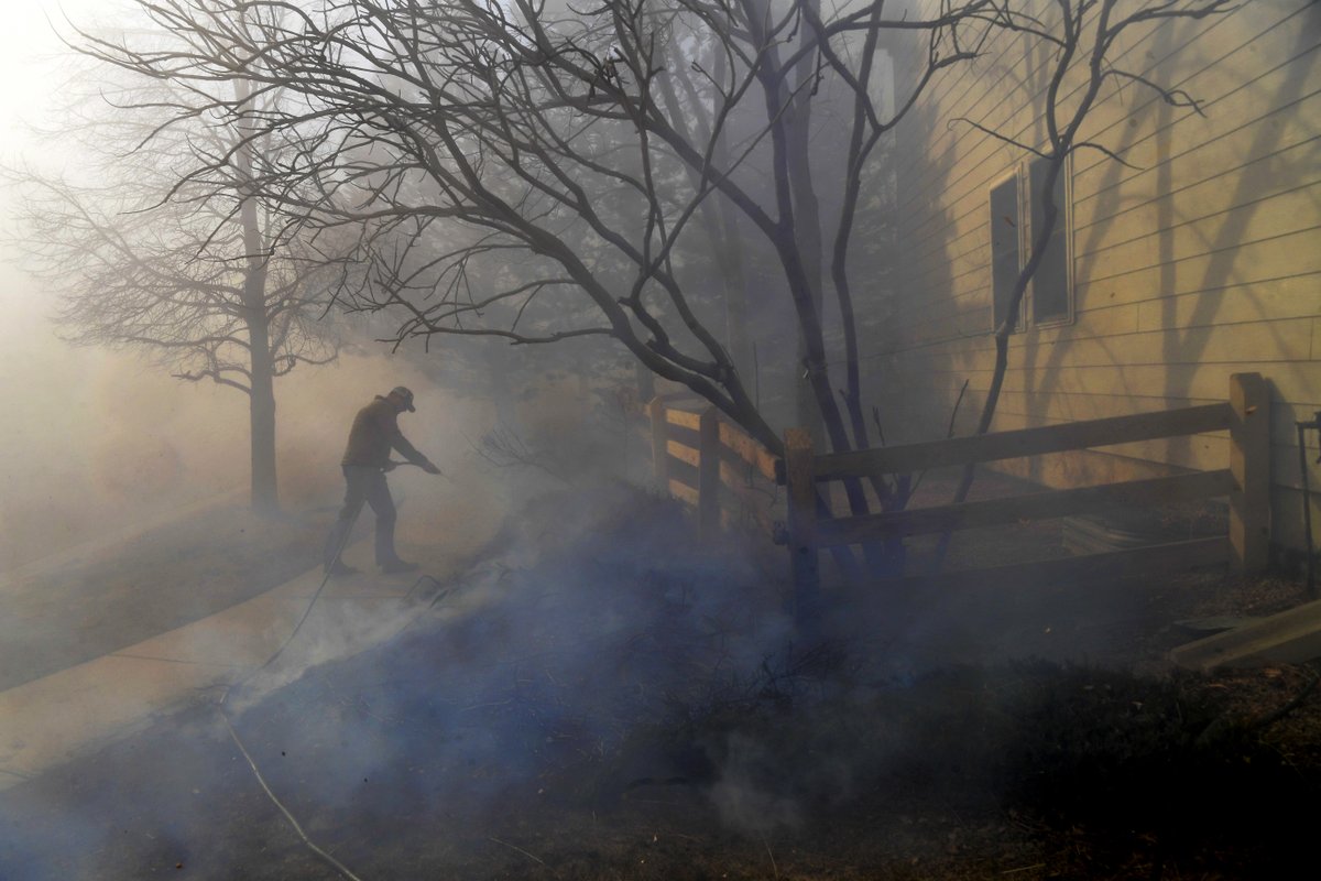 hrichardson's tweet photo. Wildland fire in Superior and Louisville with extremely high winds. Sadly, homes have been lost. #BoulderFires #wildfires https://t.co/FxlRQD25RK