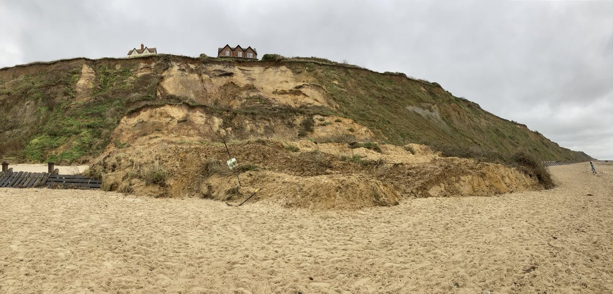 Textbook landslide viewed from the beach at Mundesley on the NE Norfolk coast earlier today #geologymatters ⁦<a href="/BGSLandslides/">BGS Landslides</a>⁩ ⁦<a href="/BritGeoSurvey/">British Geological Survey</a>⁩