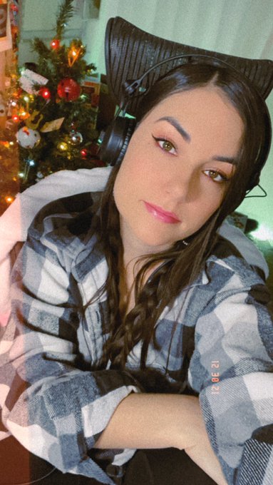Hi I&rsquo;m live now https://t.co/iKKlV6Gx03 https://t.co/7luXNuiAem