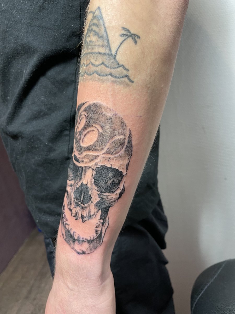 Amazing tattoo session with <a href="/PDestroxer/">PIGsDESTRXYER</a> today 🔥

SkillettGang for life 💀

Thank you friend awesome job 🙏🏼