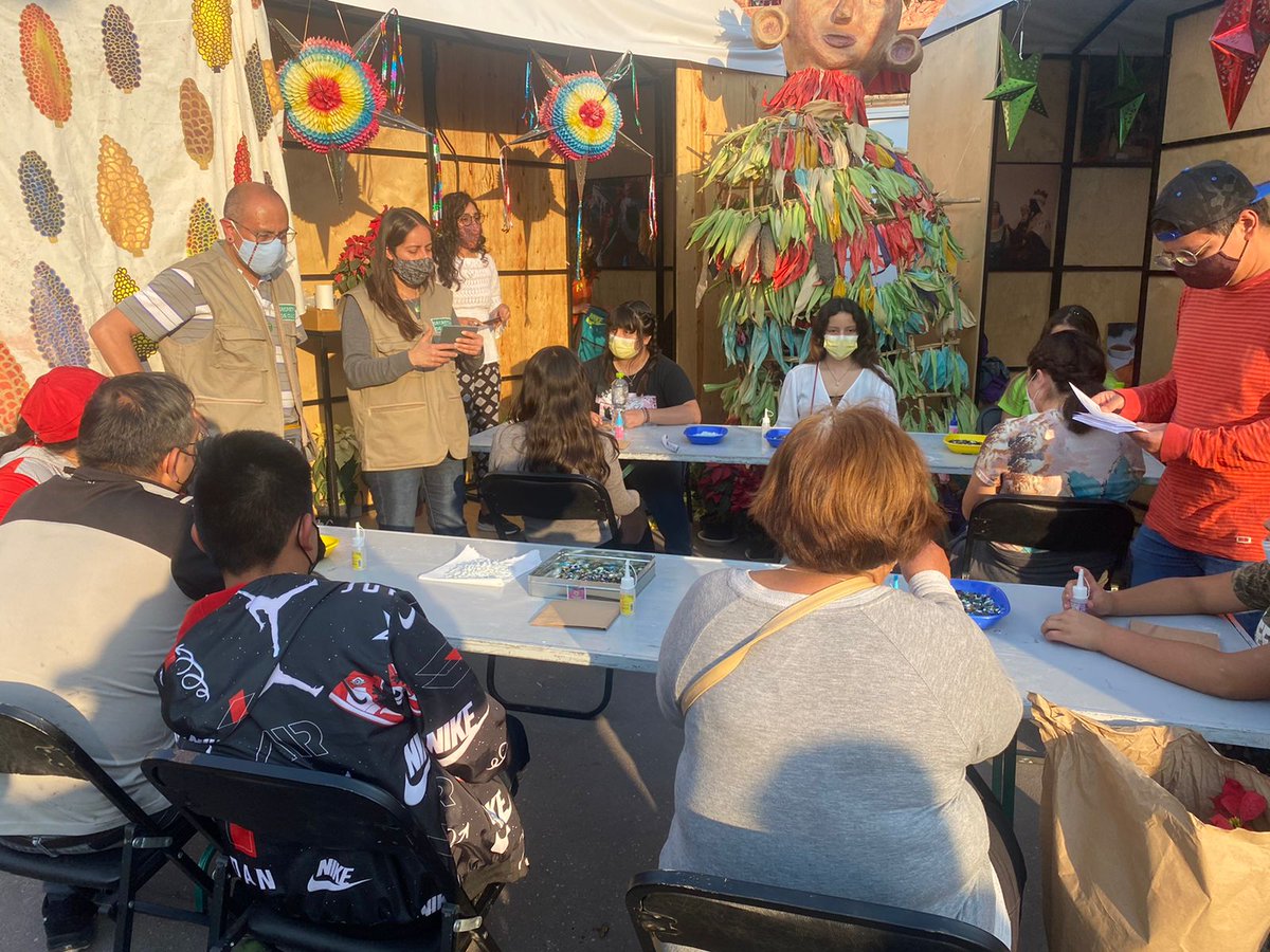 En el último día de la #VerbenaNavideña inicia el taller de vitrales. 
🙏🏽 Gracias por acompañarnos

#CulturaDecembrina 🪅