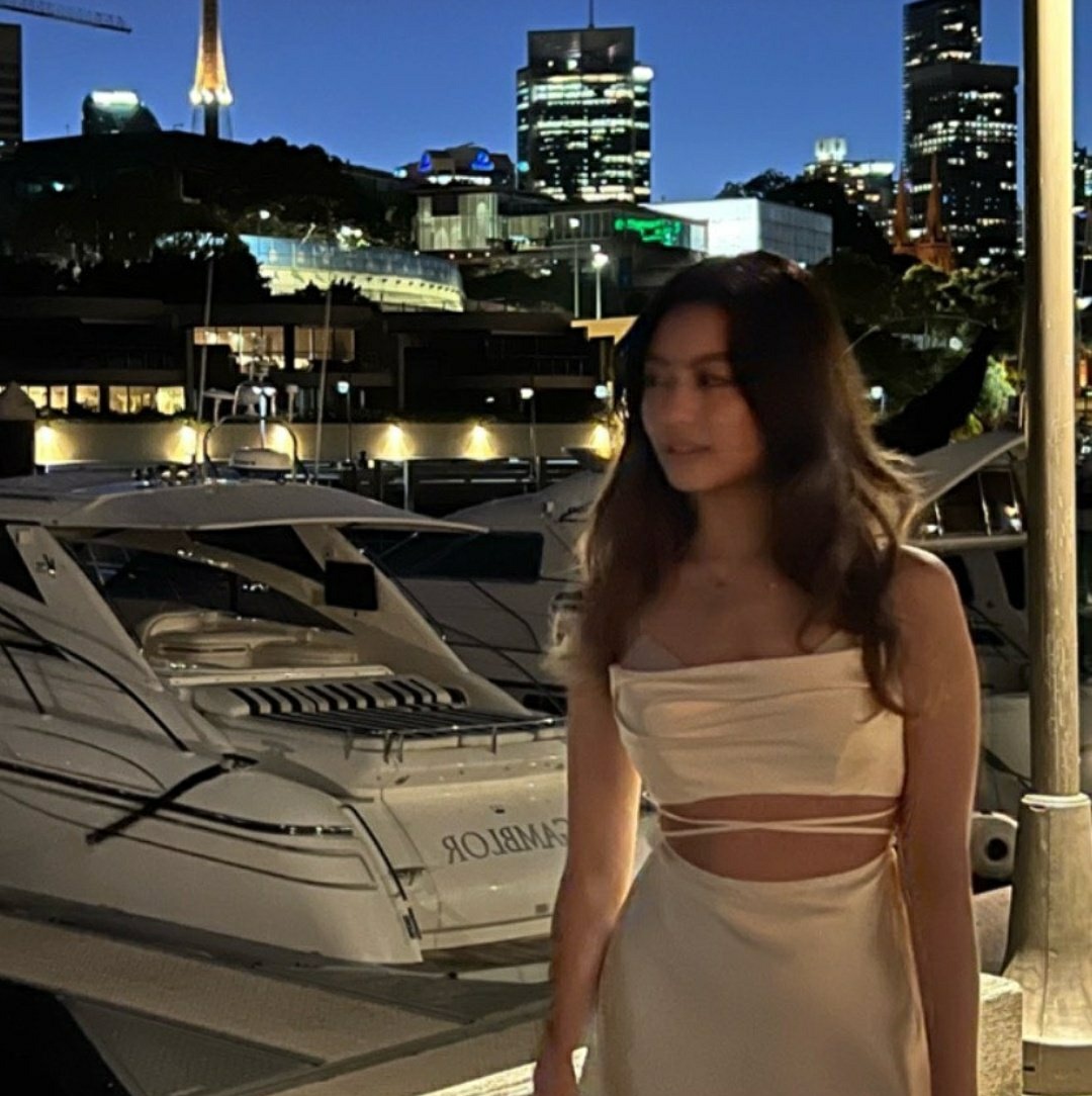 ultkrystaal's tweet photo. new year’s eve 🌃 https://t.co/NHrIzolI1g