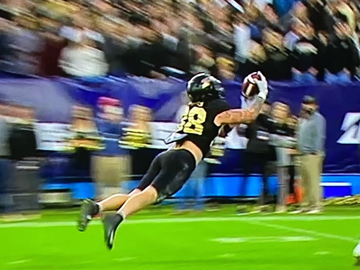 Great to see a couple of former RR Dragons getting on the field together. <a href="/RoundRockFB/">Round Rock Football</a> <a href="/garrettmill1/">Garrett Miller</a> <a href="/collinsullivan9/">Collin Sullivan</a>