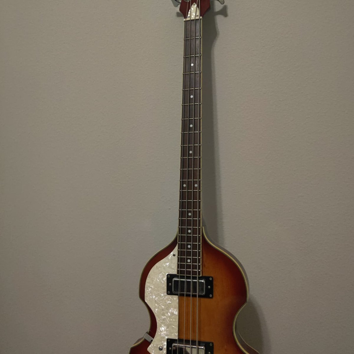 SuperEgg26's tweet photo. !!!NEW DLC FIGHTER INCOMING!!!
Introducing Paula Hofner the Bass!
Got myself a new Bass a few days, but I had to convert it to a right hand bass, but I'm in love with it. No wonder Paul McCartney played this thing for 50 years or so.
#bassguitar #bass #guutar https://t.co/GQRjdq5XIN
