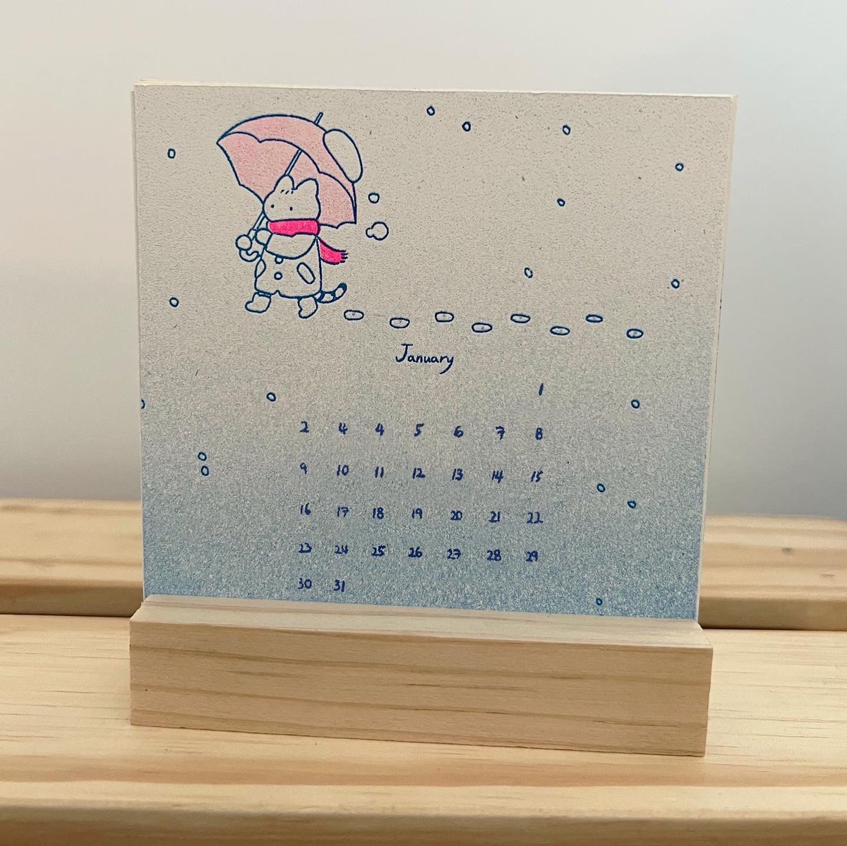 luckyrisograph's tweet photo. Super excited to launch this #risograph 2022 calendar and memo pad with @remesia 🐈

Each month features a different riso printed 2 color design and comes with a wooden stand. Available for preorder through our online store 〰link in bio! Orders will ship out 1st week of Jan 💞 https://t.co/eWXV6ehs5A